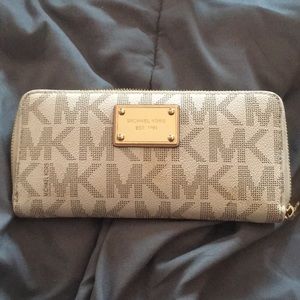 White Michael Kors Wallet